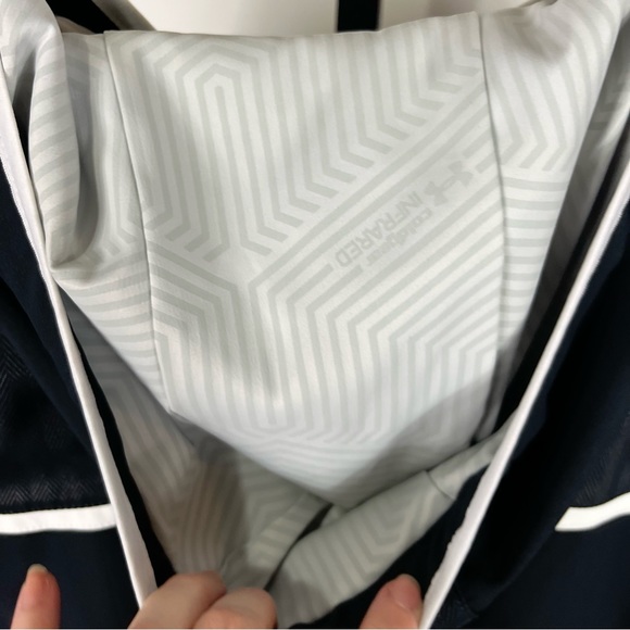 Under Armour Men’s Half Zip Front Black & White Pullover - Picture 7 of 9